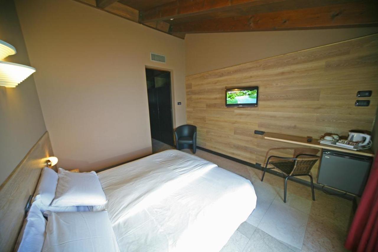Hotel La Pauel Сирмионе Екстериор снимка