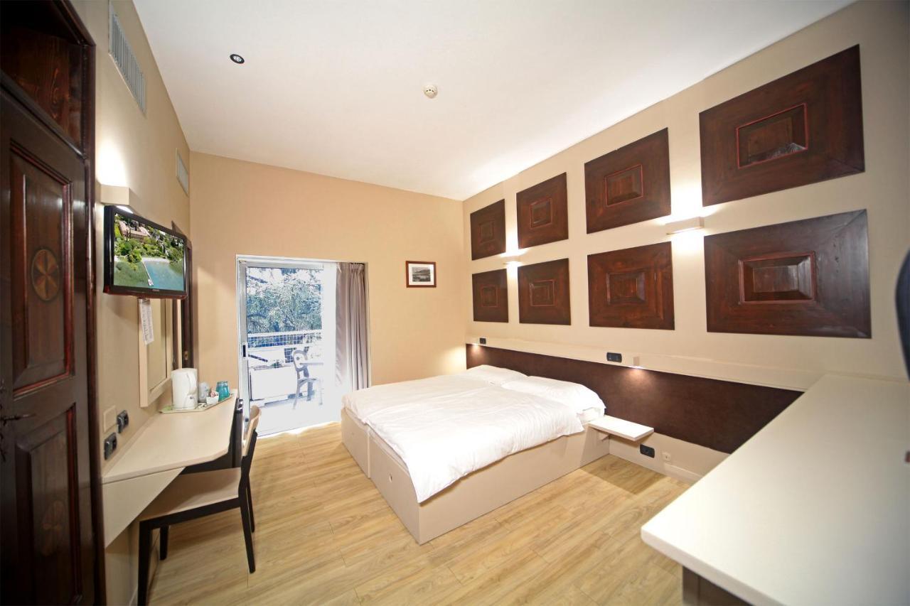 Hotel La Pauel Сирмионе Екстериор снимка