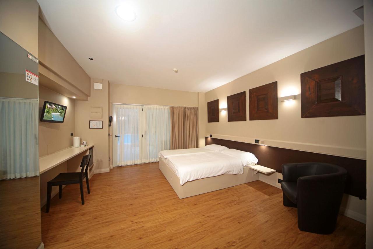 Hotel La Pauel Сирмионе Екстериор снимка