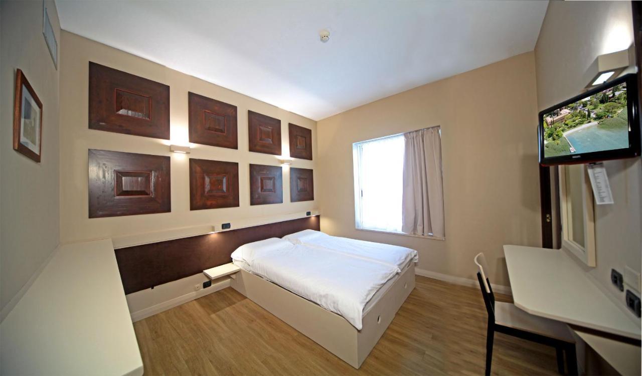 Hotel La Pauel Сирмионе Екстериор снимка