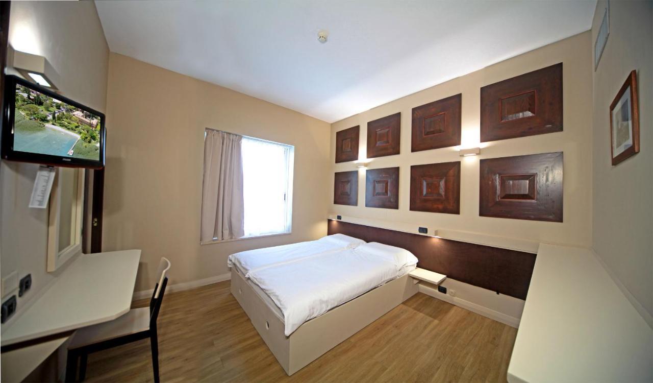 Hotel La Pauel Сирмионе Екстериор снимка