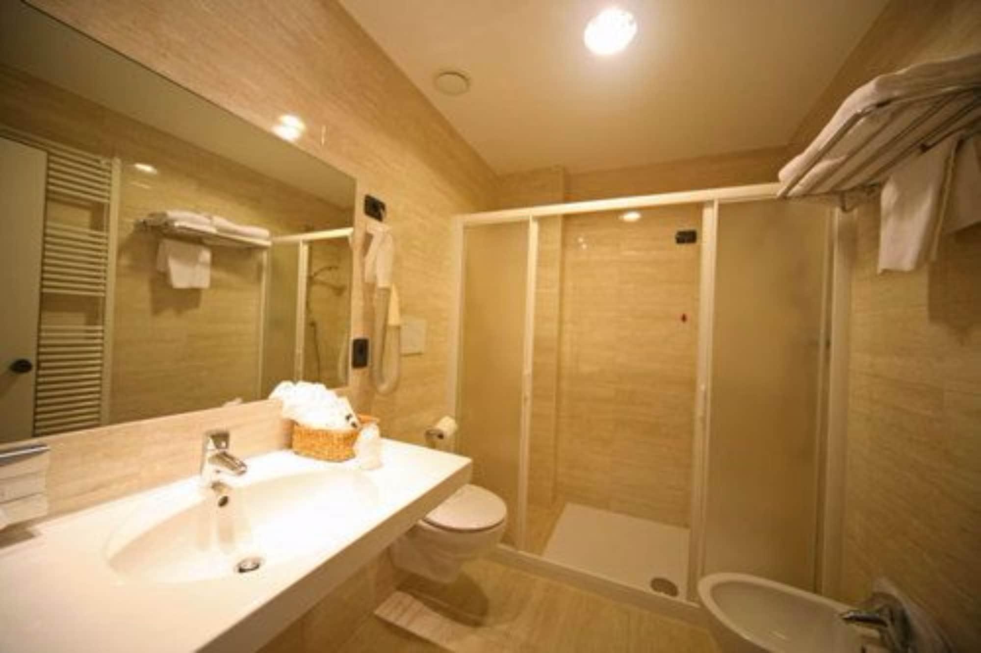 Hotel La Pauel Сирмионе Екстериор снимка