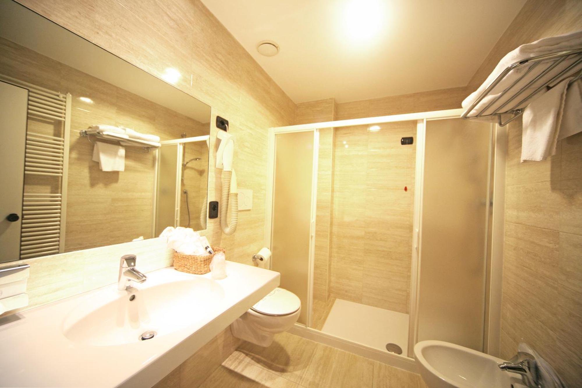Hotel La Pauel Сирмионе Екстериор снимка