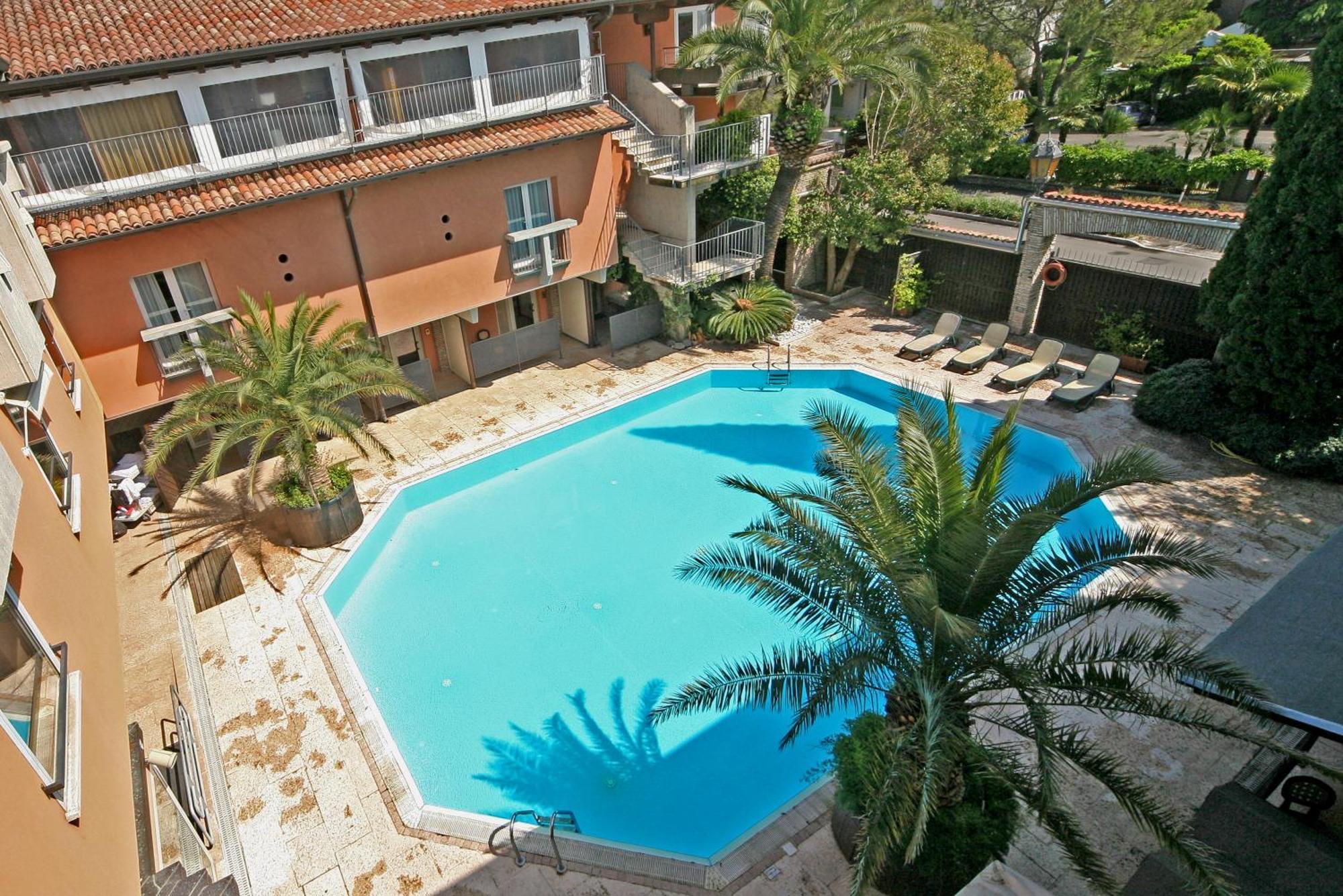 Hotel La Pauel Сирмионе Екстериор снимка